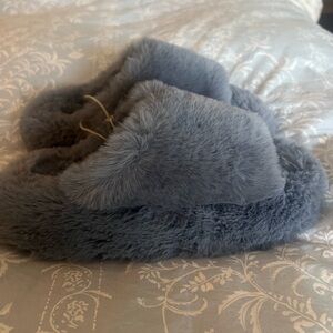 Anthropologie Cozy Fuzzy Slippers Size M (8-10)